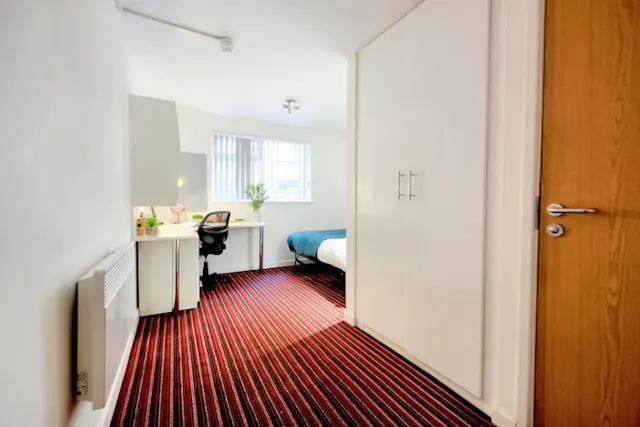 Two Bed Bronze room image 2