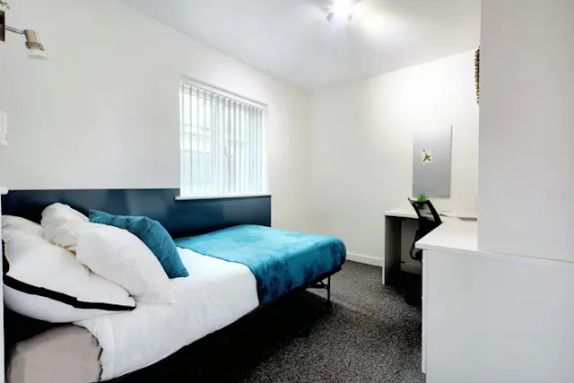 Two Bed Bronze room image 4