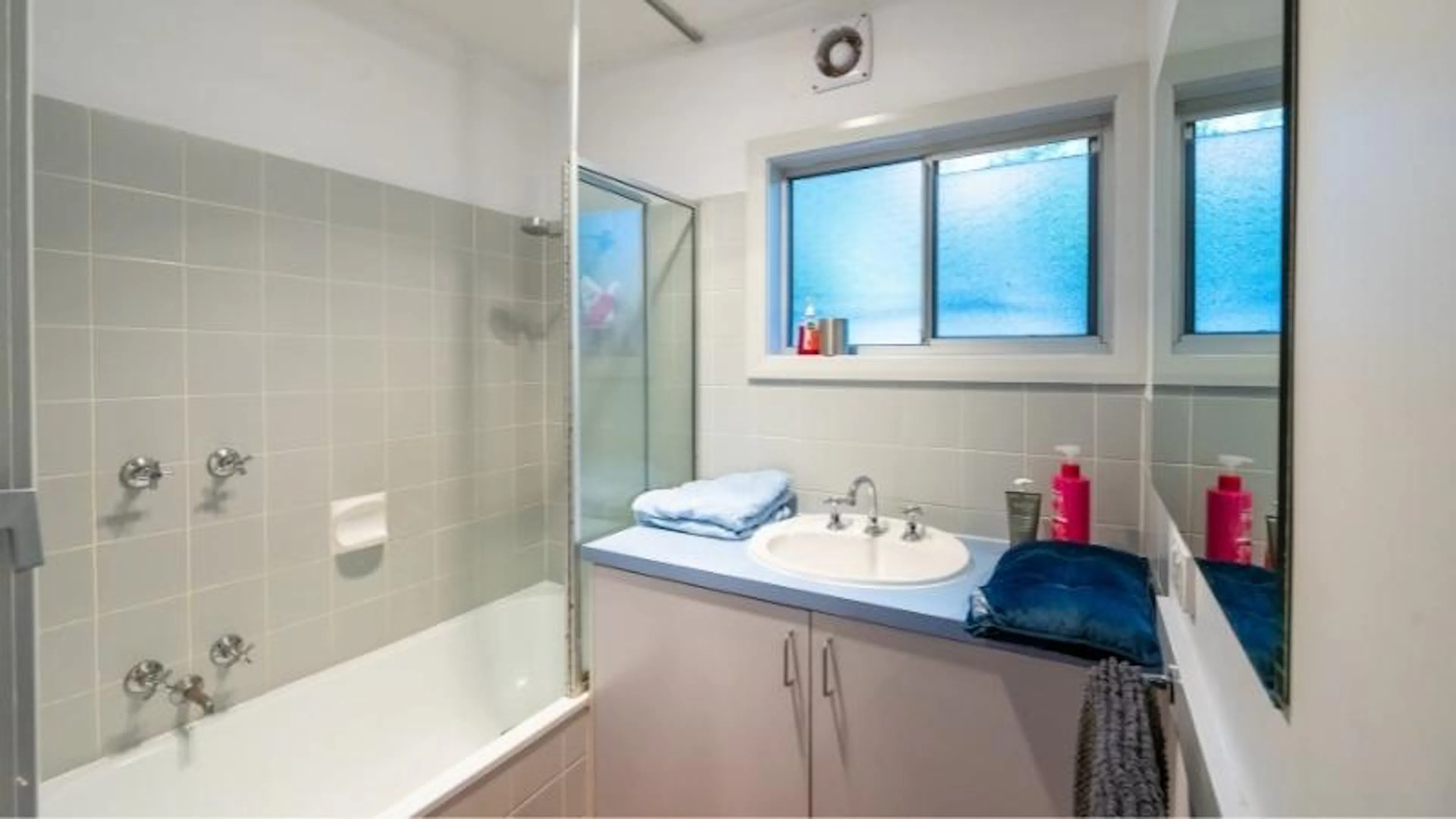 Single Room - Multishare BATHROOM 2