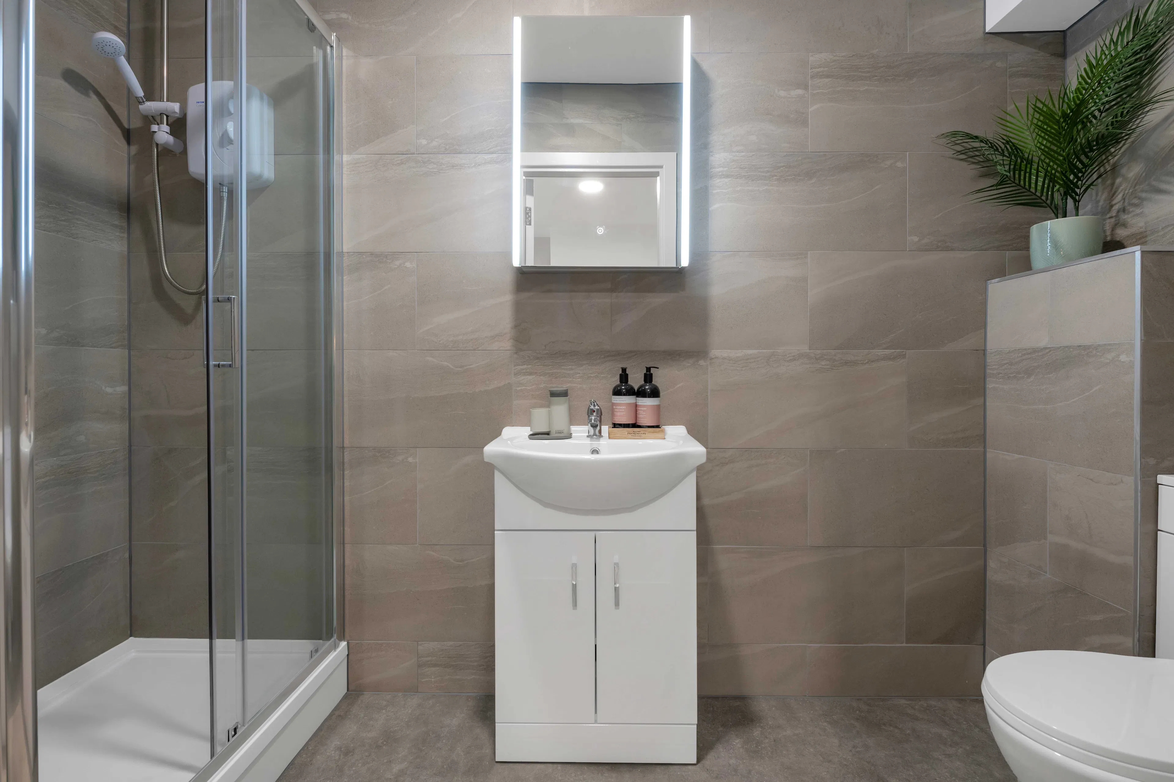 Deluxe Studio BATHROOM 2