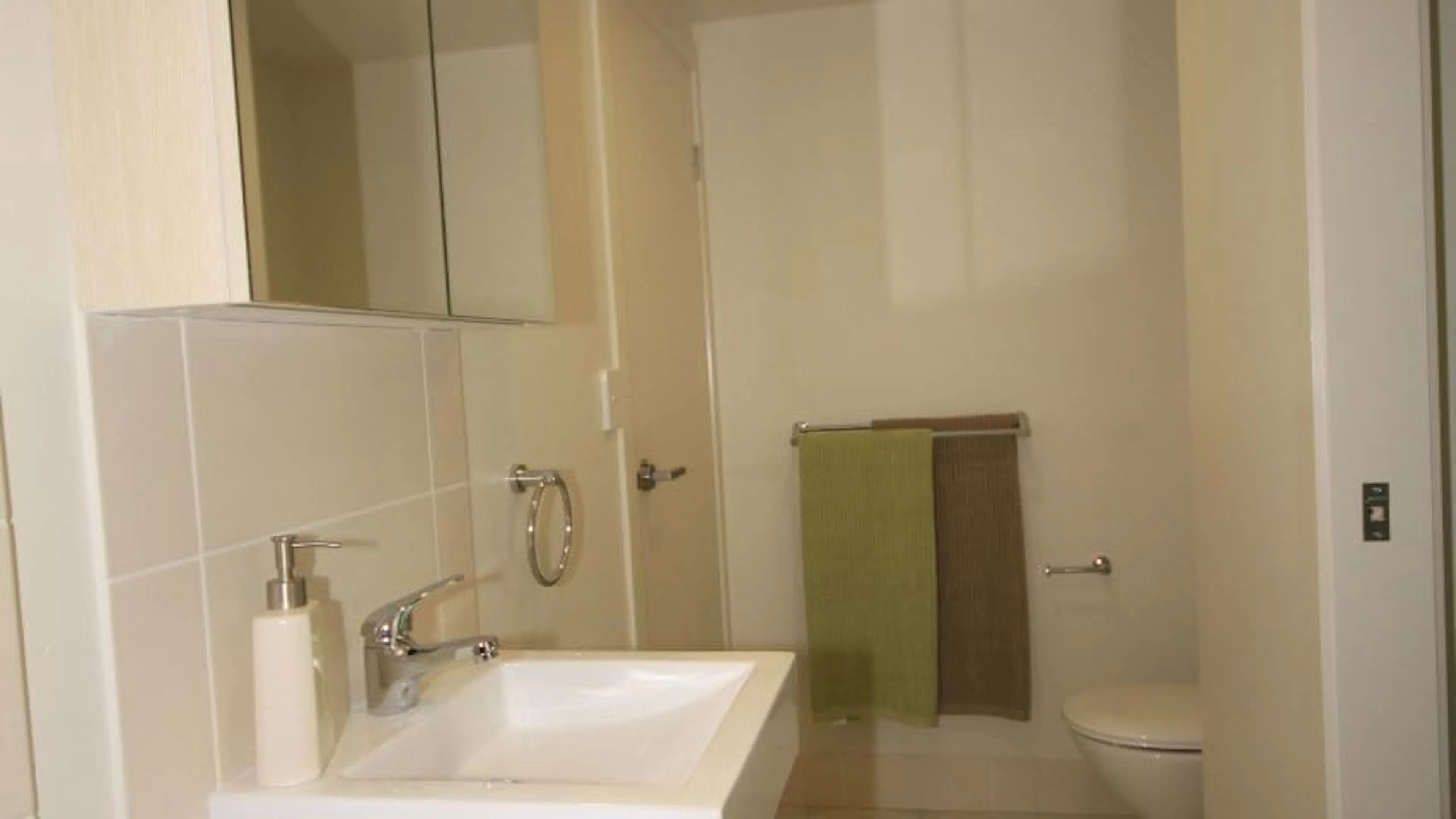 Apartment BATHROOM 4