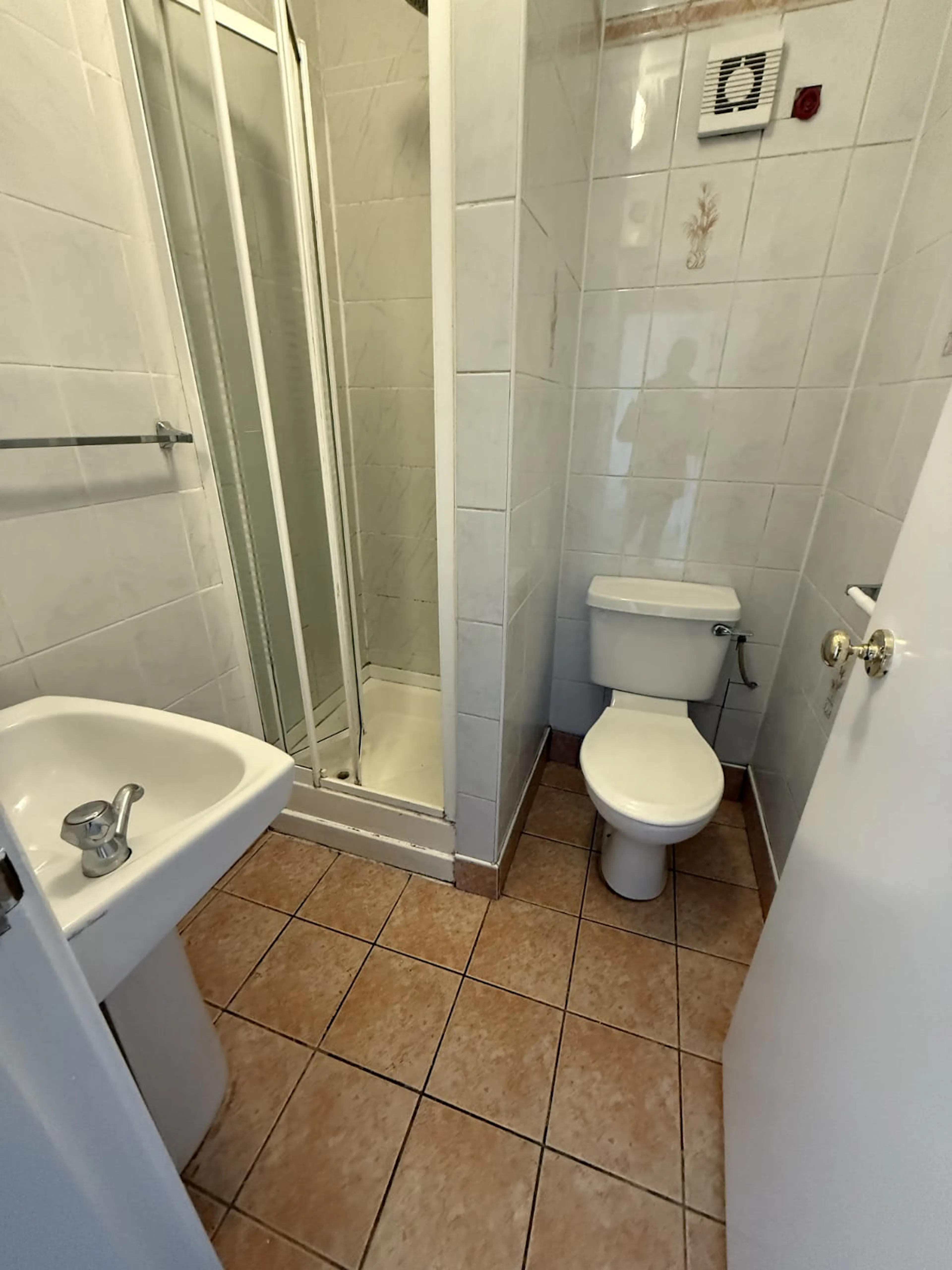 Double Room BATHROOM 3