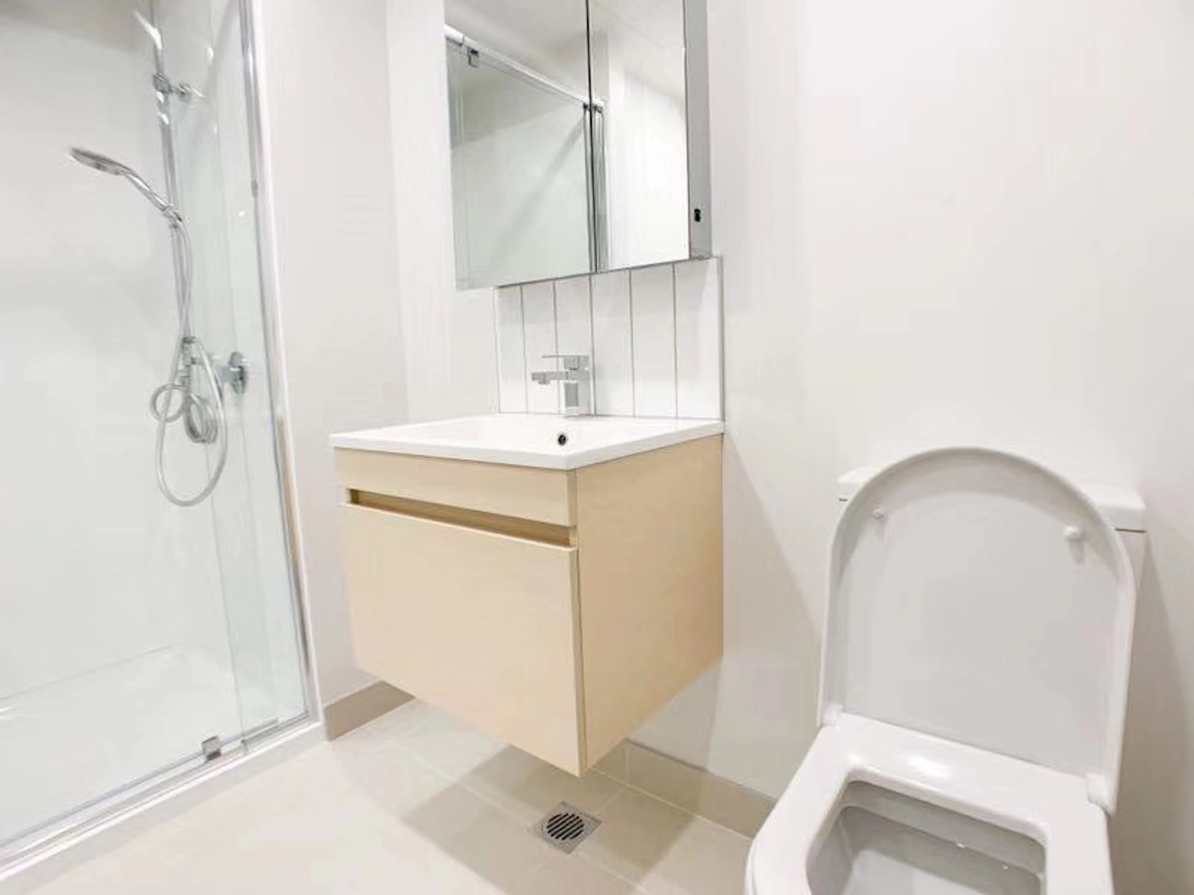 1 Bedroom, 1 Bathroom Apartment BATHROOM 2