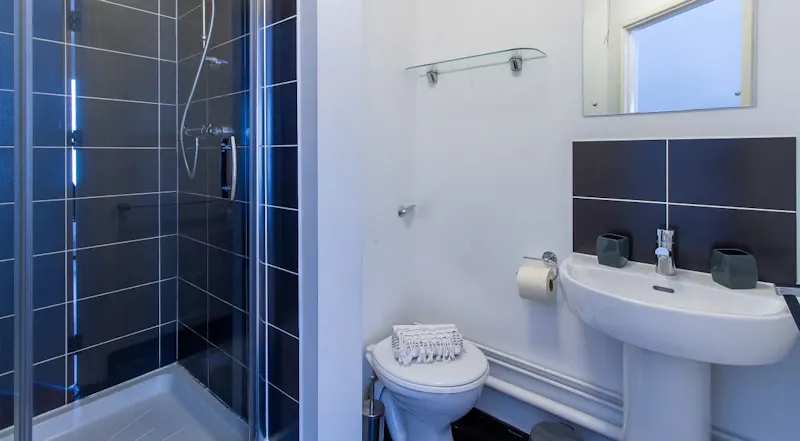 Gold 2 Bed Apartment BATHROOM 1