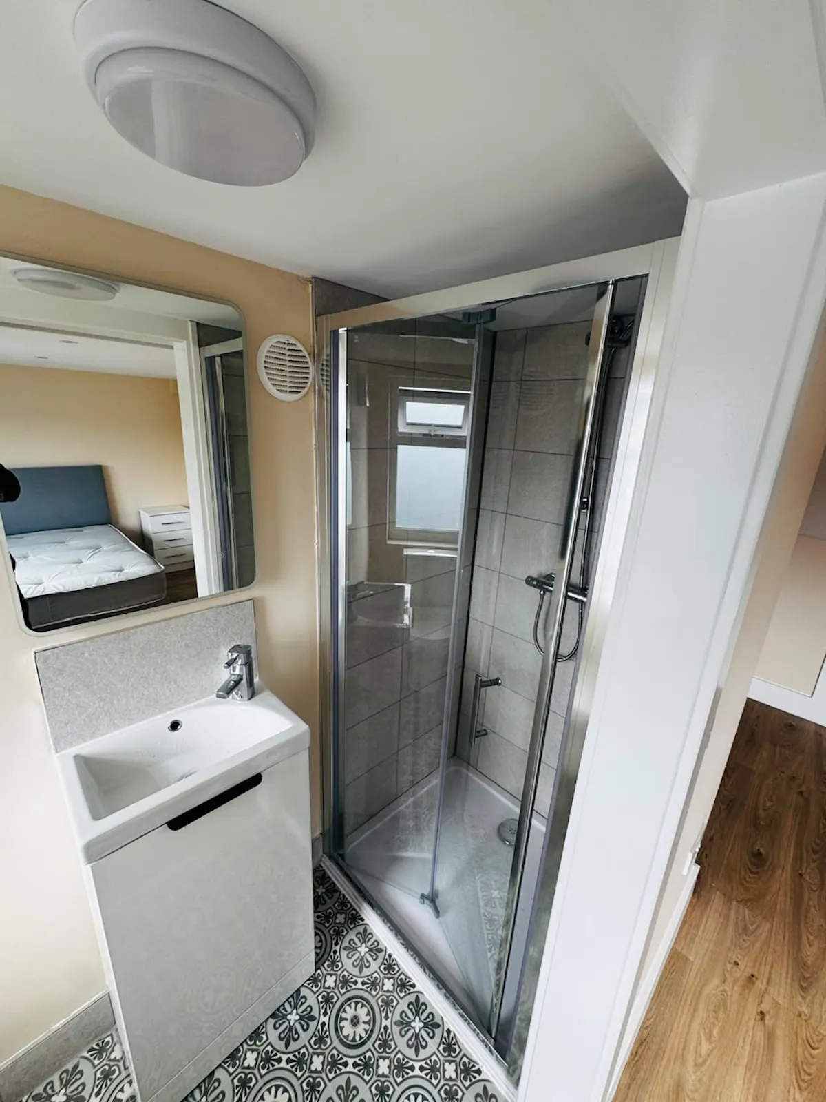 BATHROOM BATHROOM