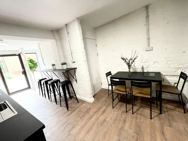 Large En-Suite Rear room image 1