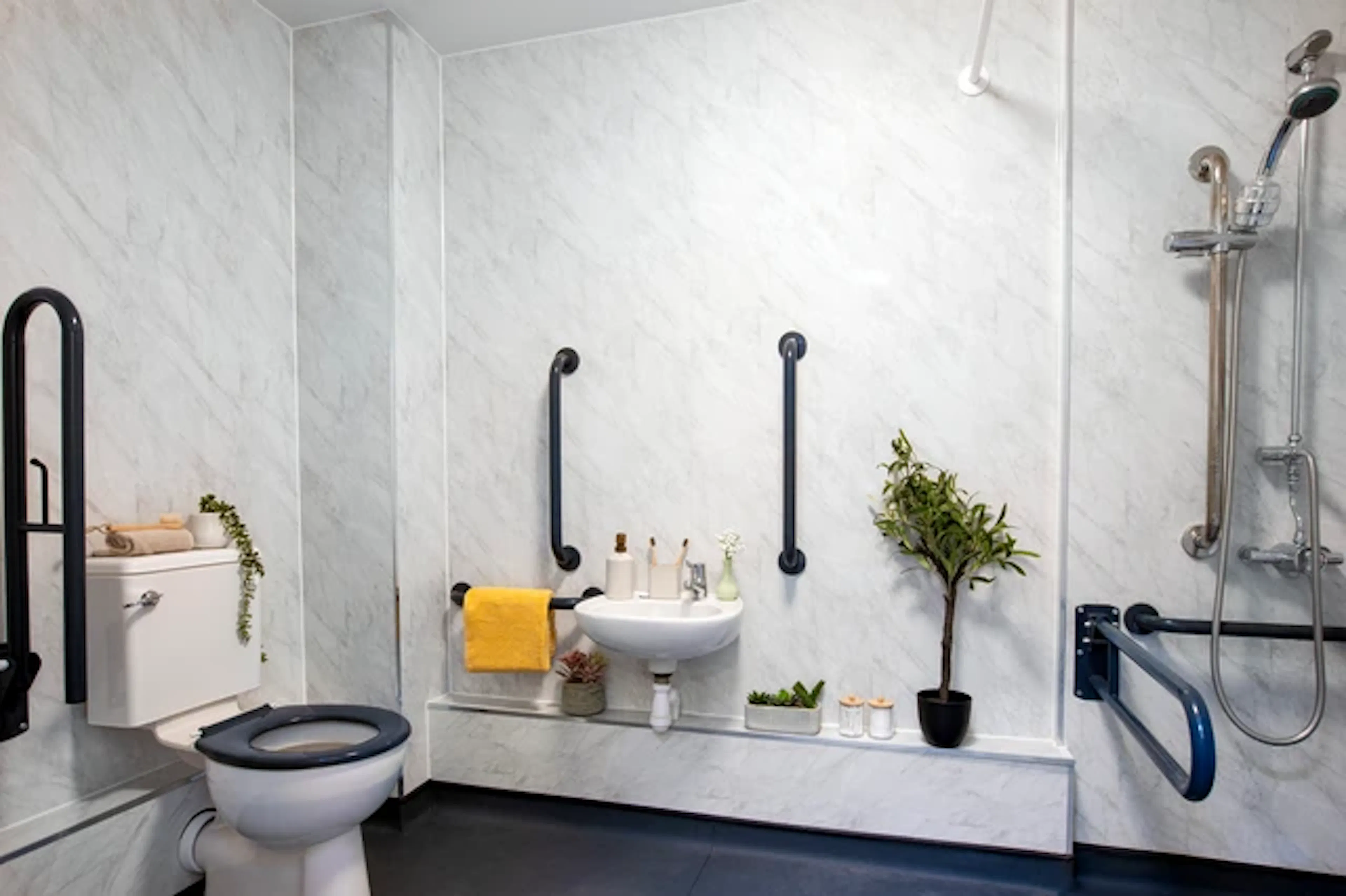 Wheelchair Accessible Studio Double BATHROOM 3