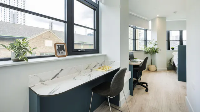 Platinum Studio room image 2
