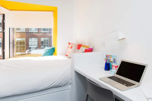 Window Seat Ensuite room image 1
