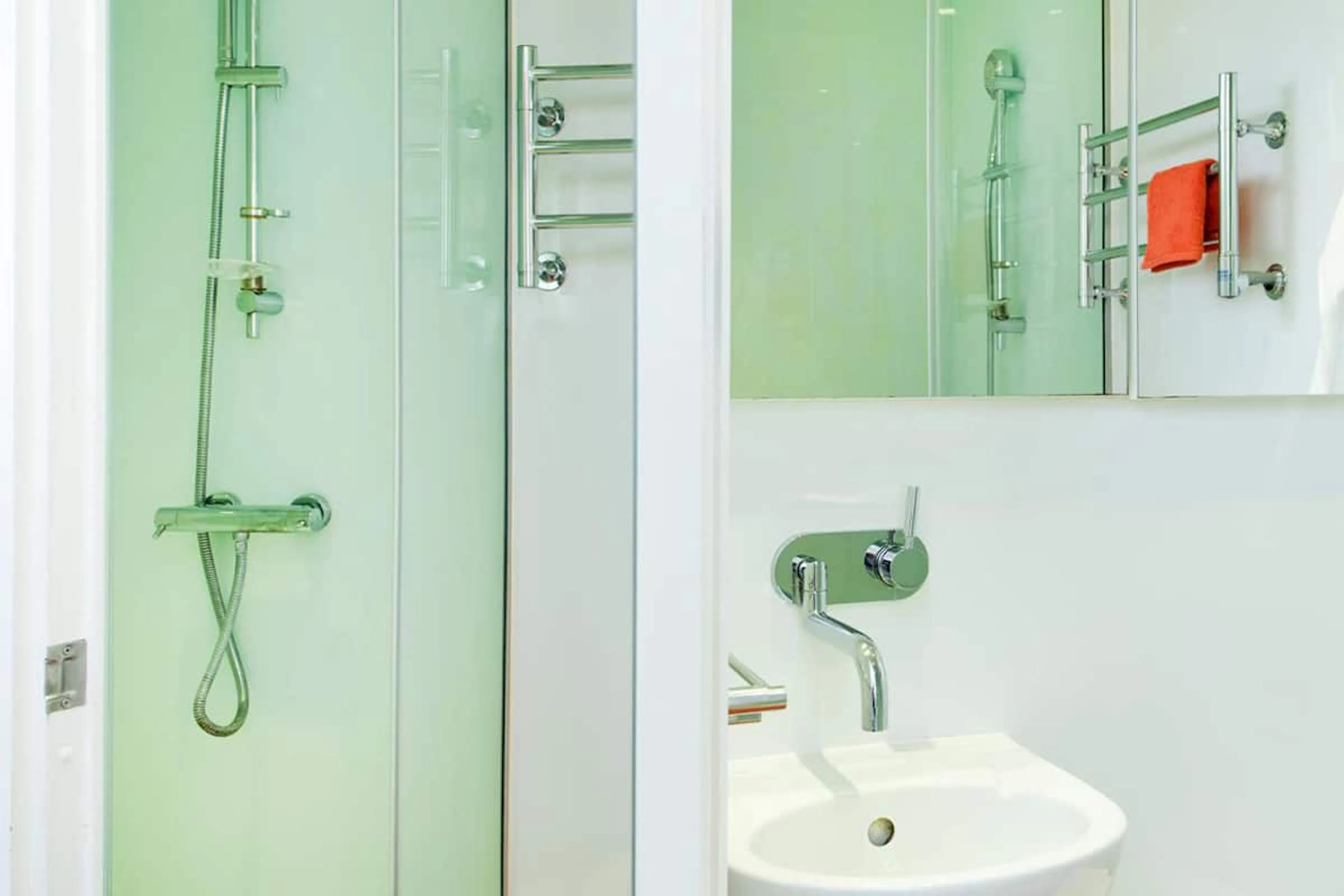 Window Seat Roomy Studio BATHROOM 3