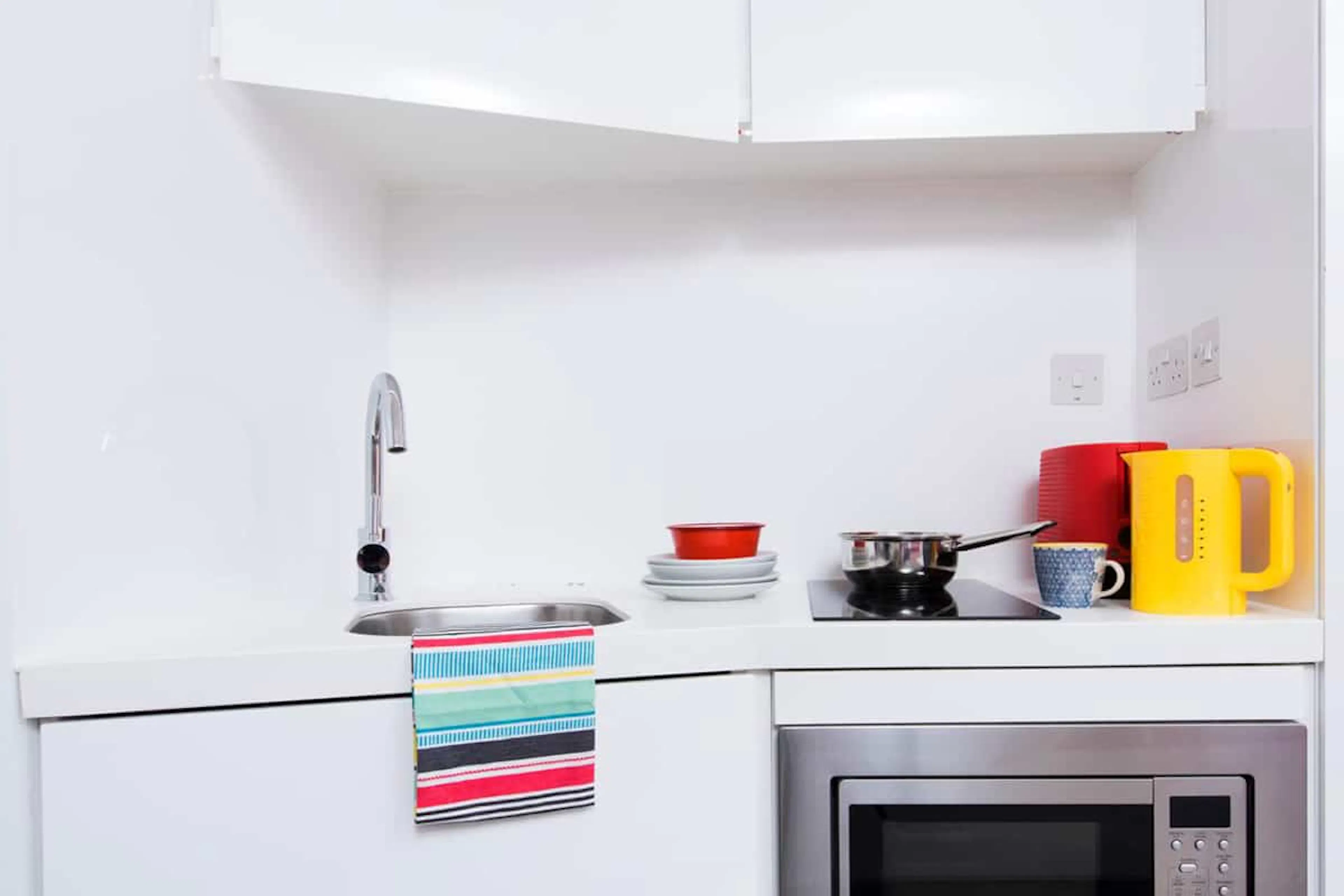 Window Seat Roomy Studio KITCHEN 2
