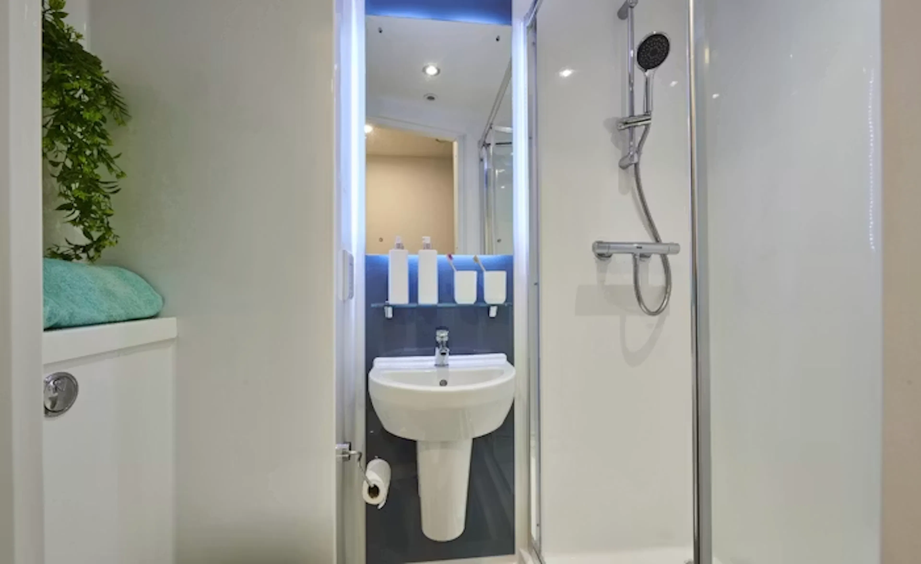 Standard En-Suite BATHROOM 3