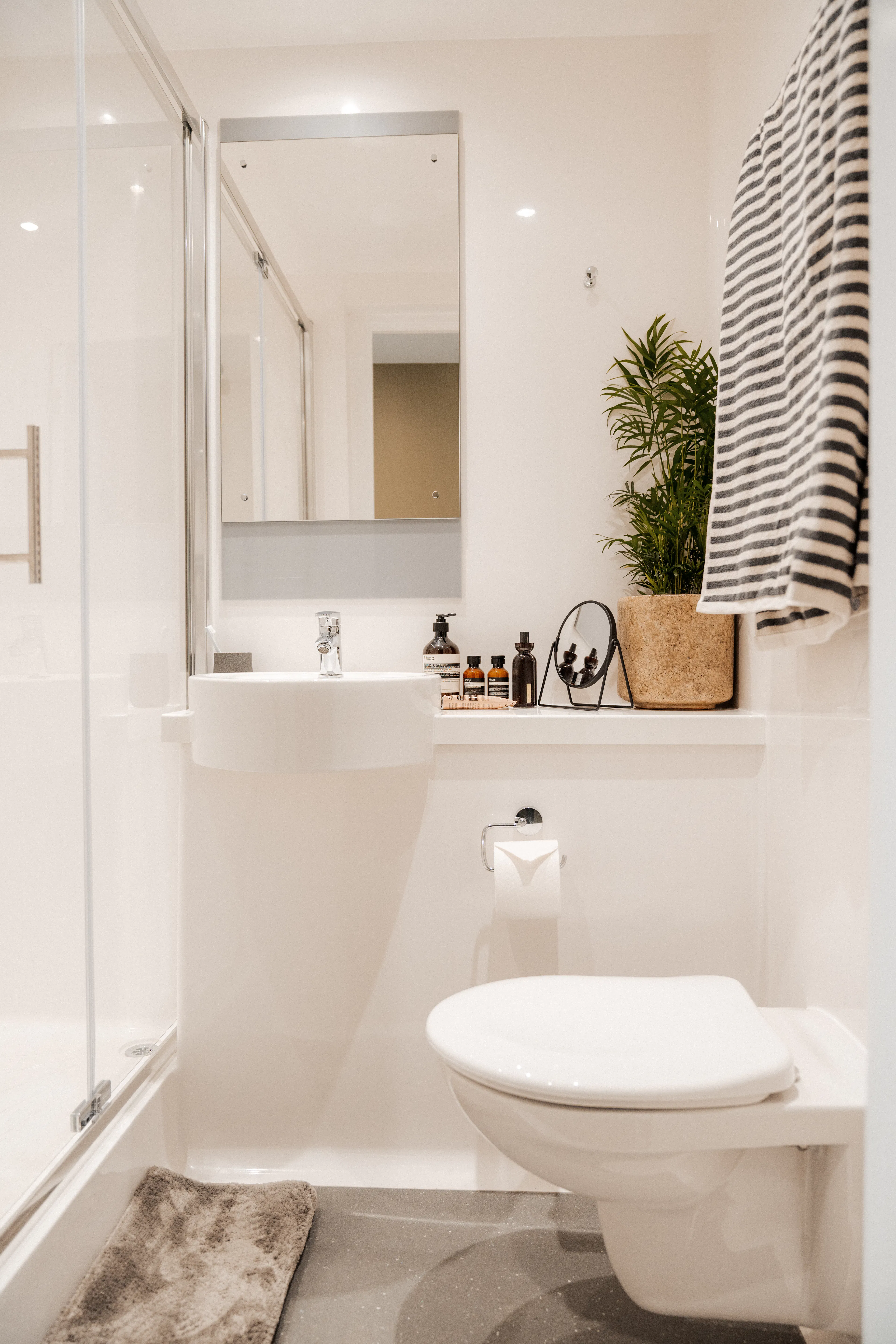 Ultimate Studio BATHROOM 3