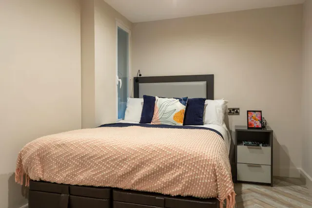Gold 1 Bed Apartment room image 1