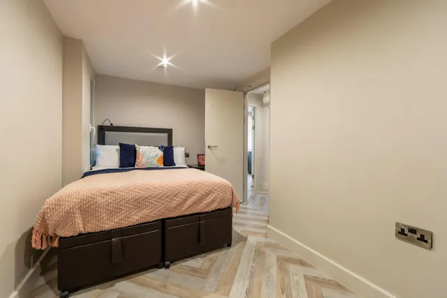 Gold 1 Bed Apartment room image 2