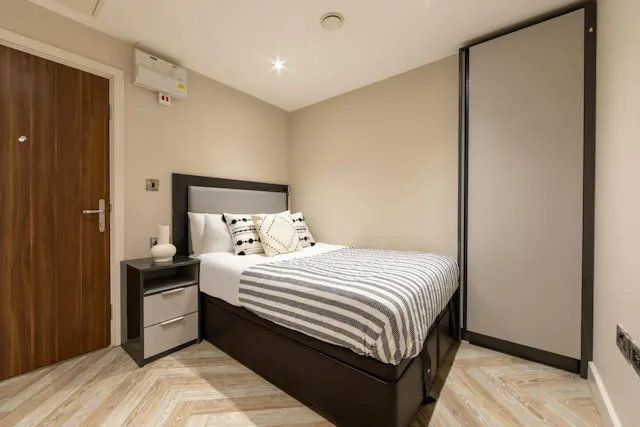 Platinum Studio  room image 1