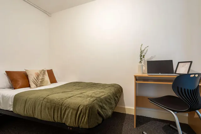 Bronze Non Ensuite Top Floor room image 2