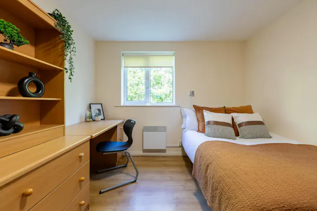 Bronze 2 Bed Apartment room image 2