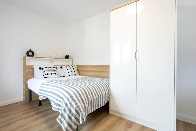 Gold ensuite room image 2
