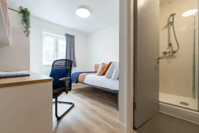 Silver Ensuite room image 6