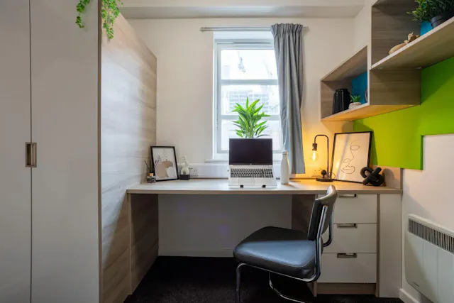 Silver Non Ensuite - Medium room image 4
