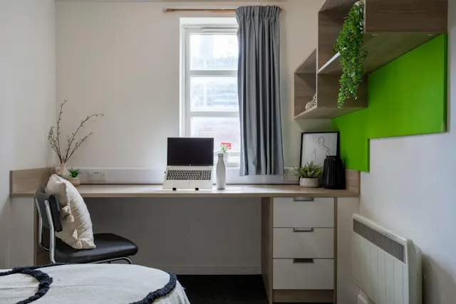 Silver Non Ensuite - Large room image 2