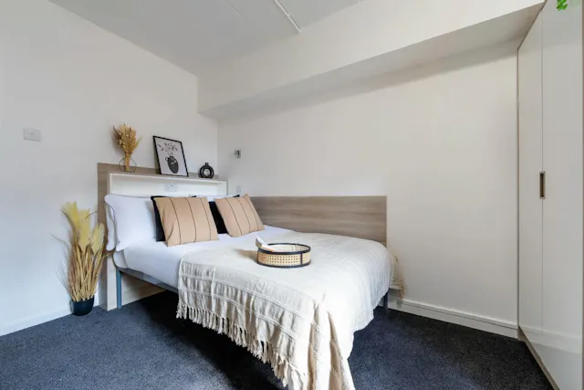 Silver Non Ensuite - Medium room image 1