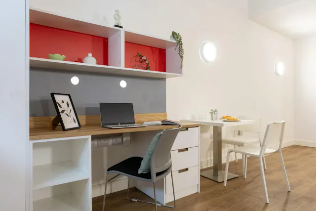Platinum Studio room image 6