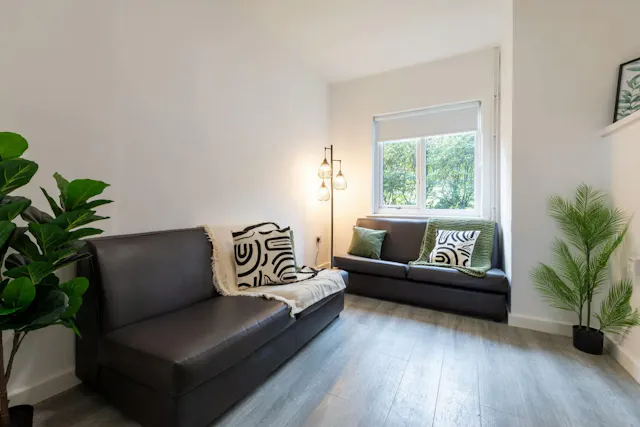 Gold 2 Bed Apartment room image 3