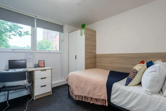 Silver Ensuite Medium room image 1