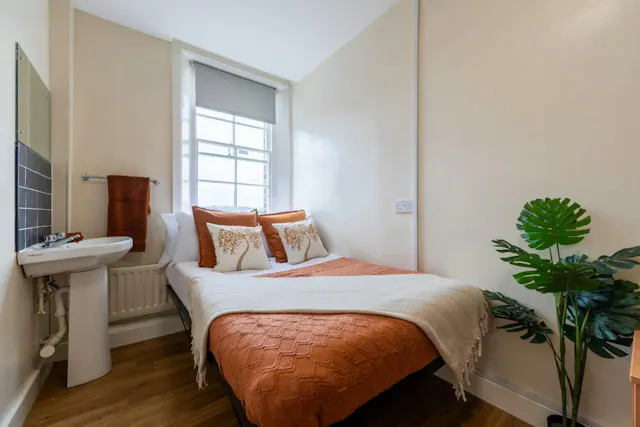 Bronze Non Ensuite room image 1