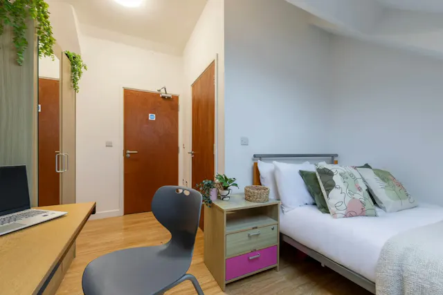 Bronze Ensuite room image 1