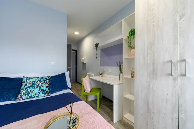 Silver Ensuite room image 2
