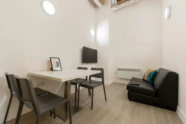Silver Ensuite room image 5