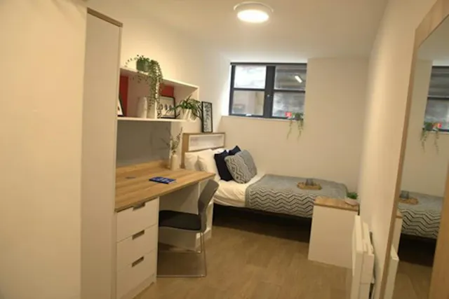 Silver Ensuite room image 1