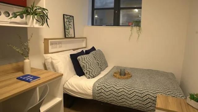 Silver Ensuite room image 2