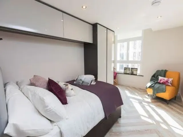 Gold 2 Bed Apartment room image 1