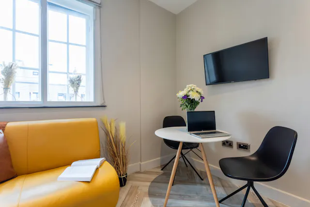 Gold 2 Bed Apartment room image 3