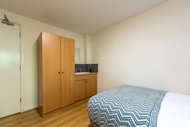 Bronze Non Ensuite room image 2