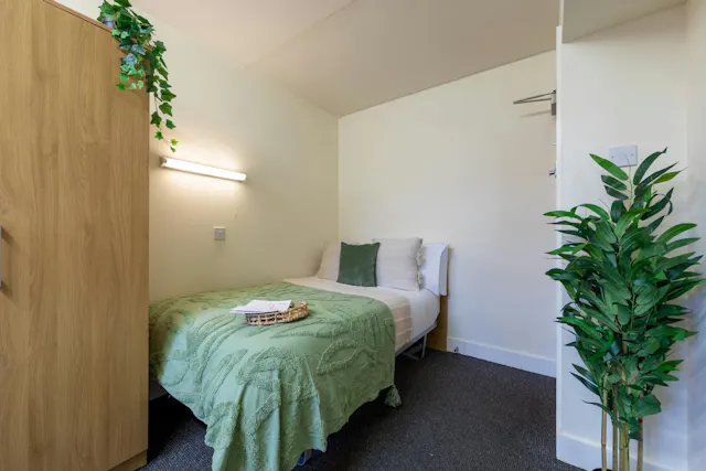 Bronze Non Ensuite Large room image 2