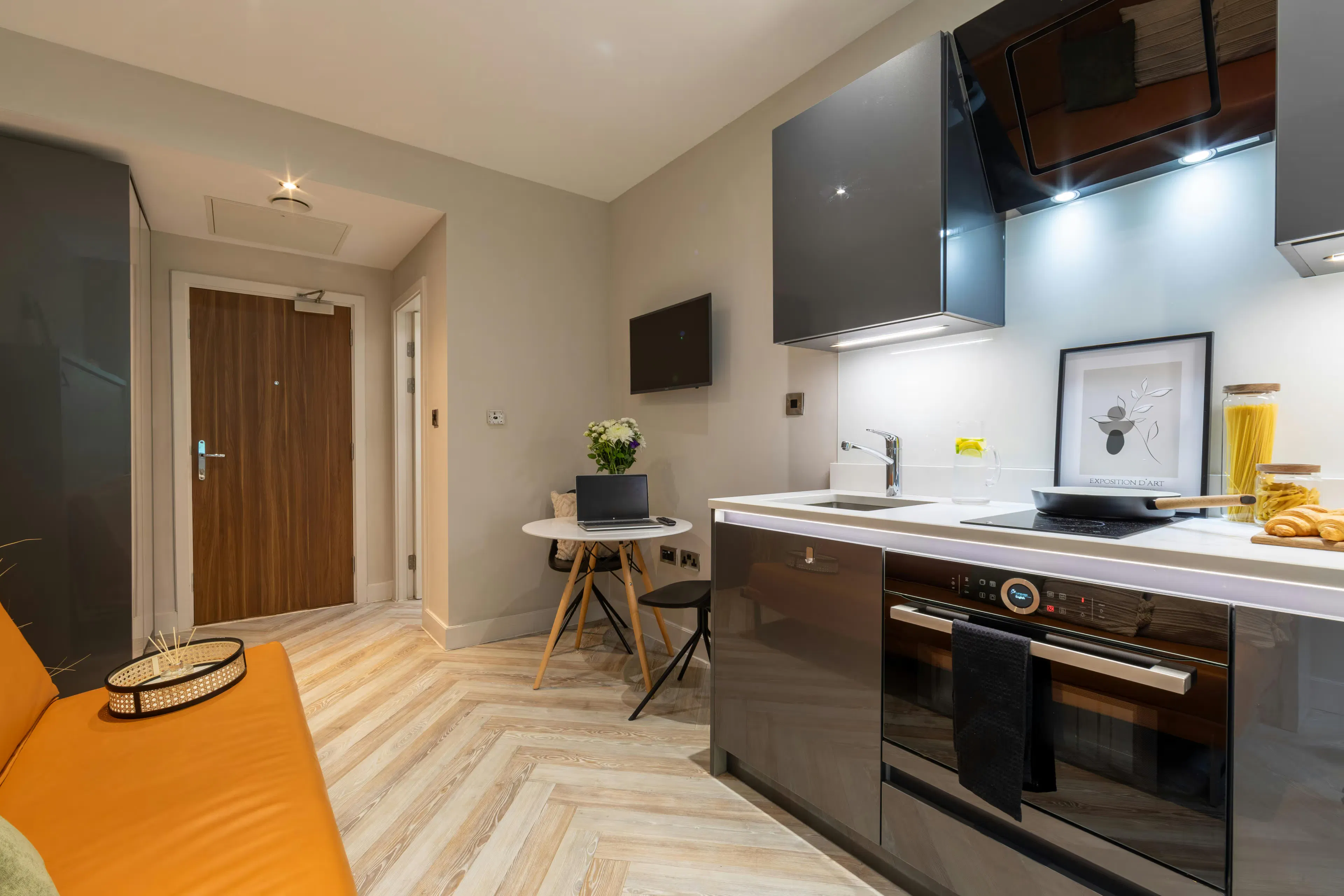 Silver Studio ROOM 4