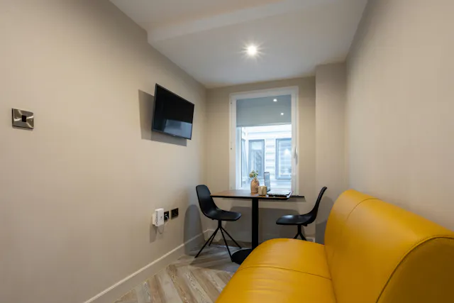 Gold 1 Bed Apartment room image 5