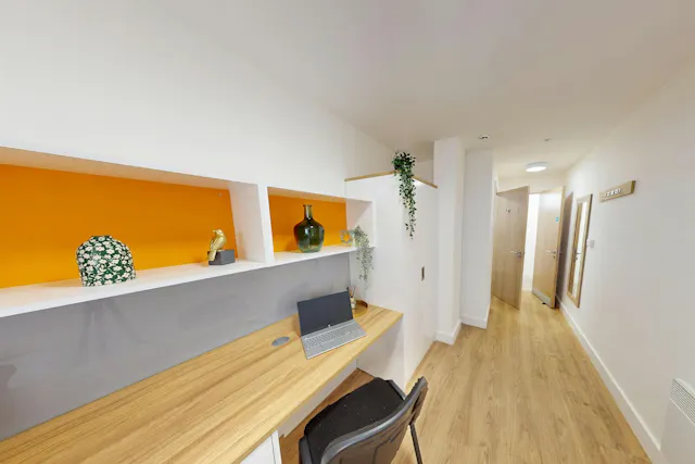 Gold ensuite room image 5