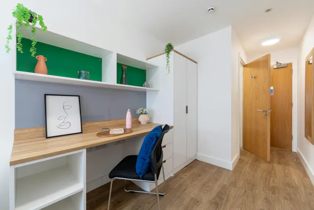 Gold Ensuite room image 2