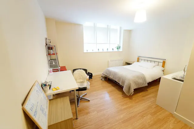 Gold Ensuite room image 1