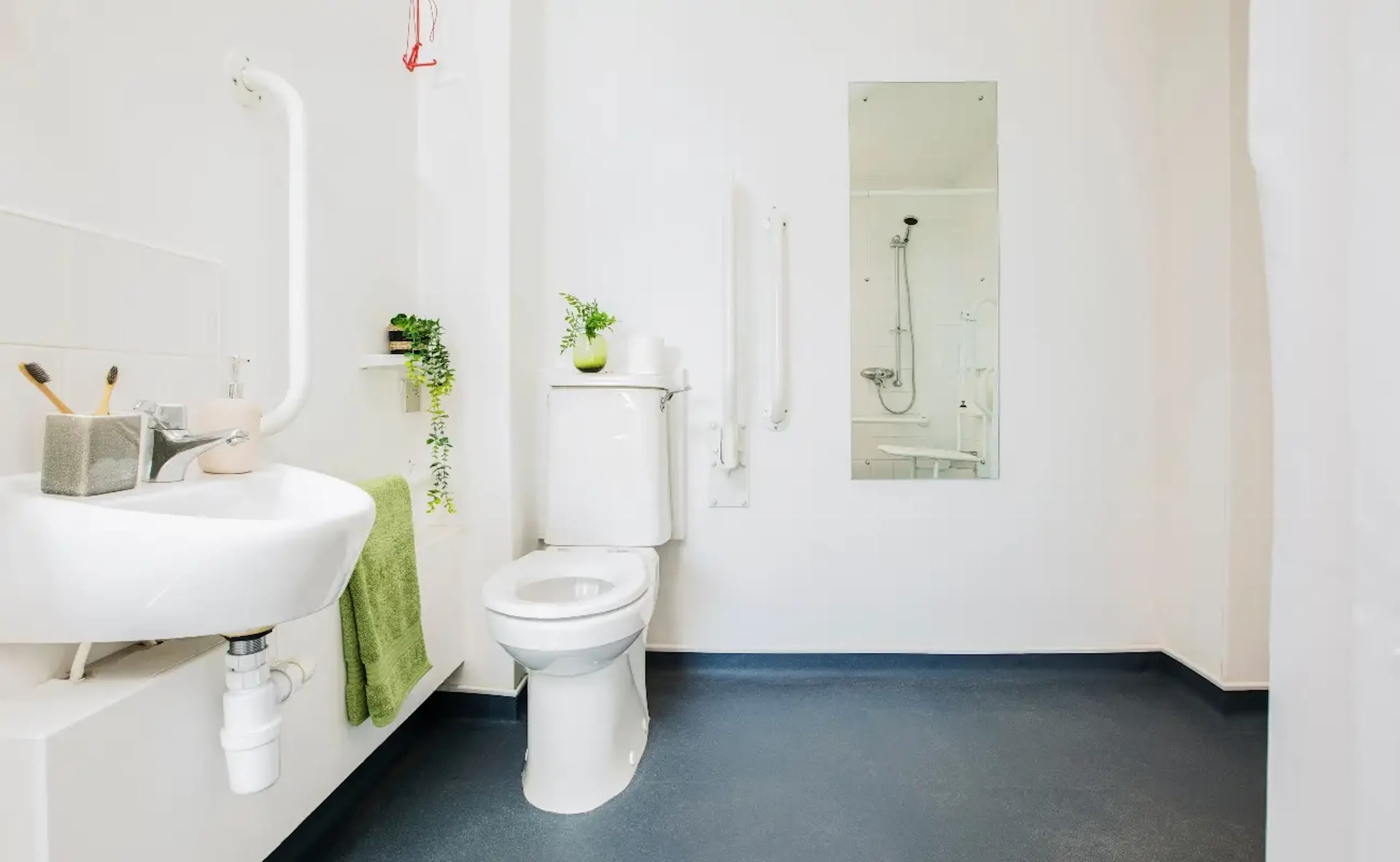 Accessible En-Suite, Premium Range 2 BATHROOM 2