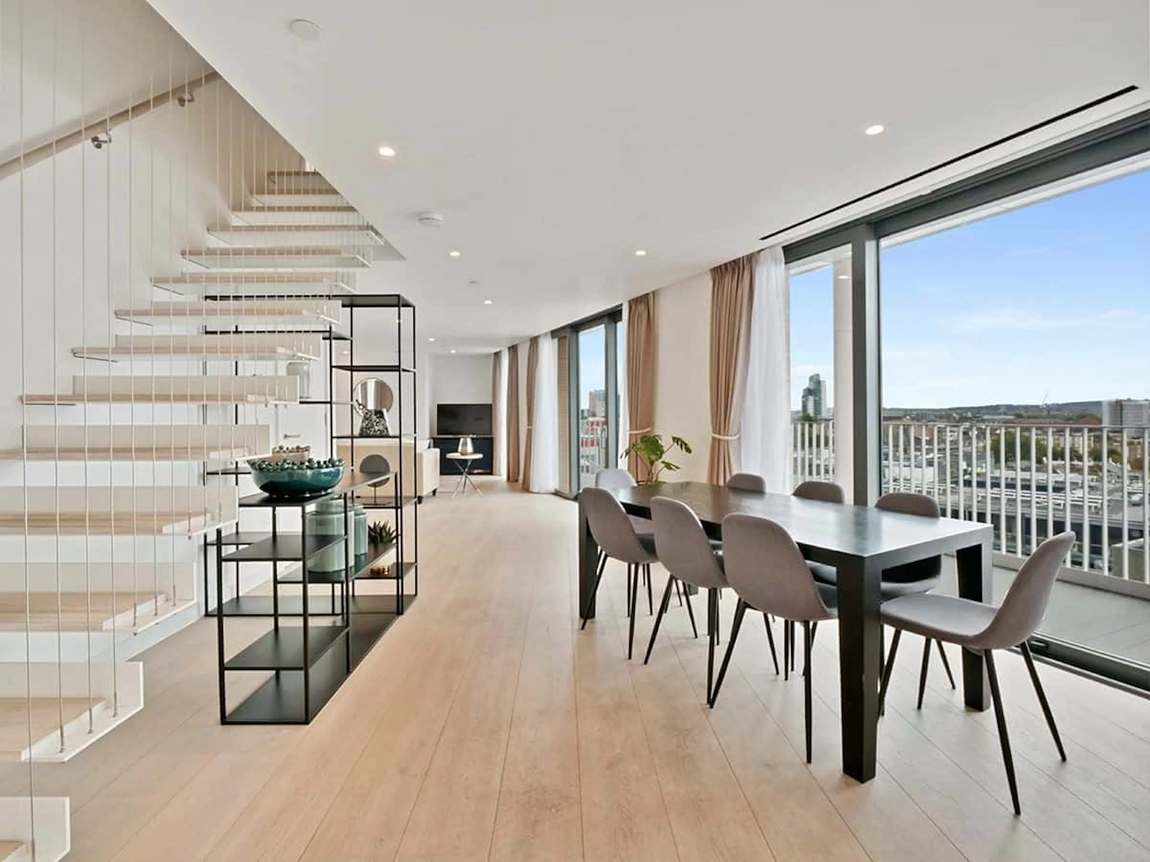 One room in 3 bedroom apartment COMMON_AREA 4