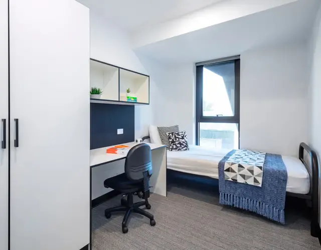 Two Bedroom Apartment Silver room image 1