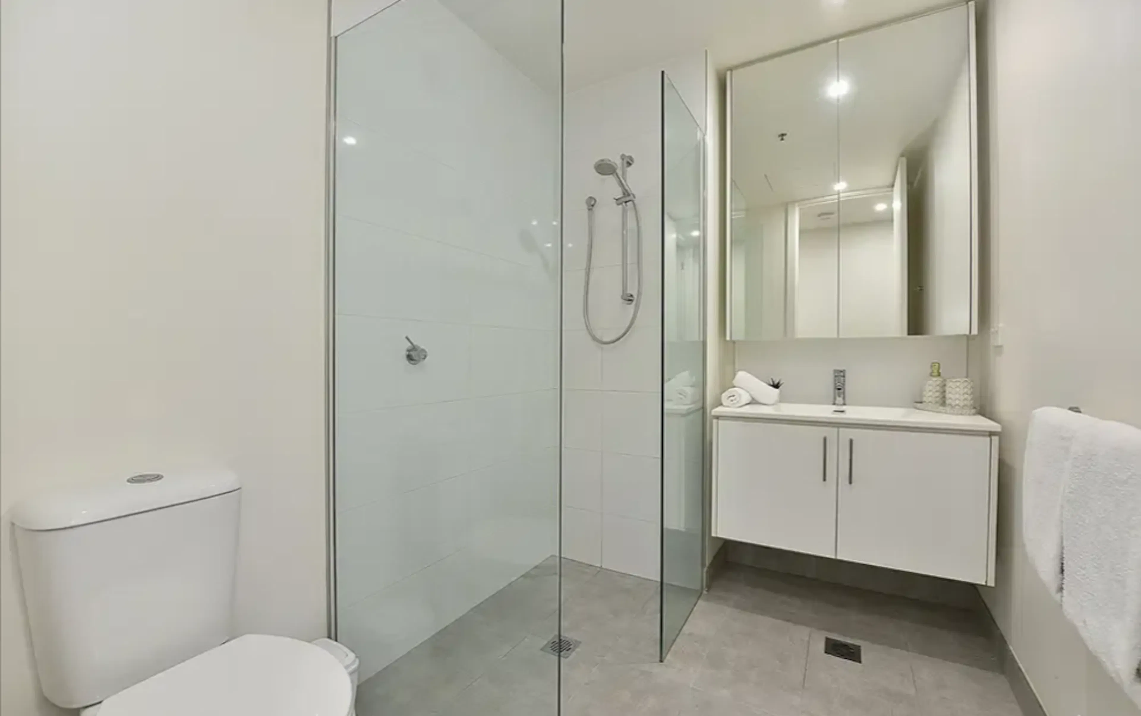 Apartment G02 BATHROOM 2
