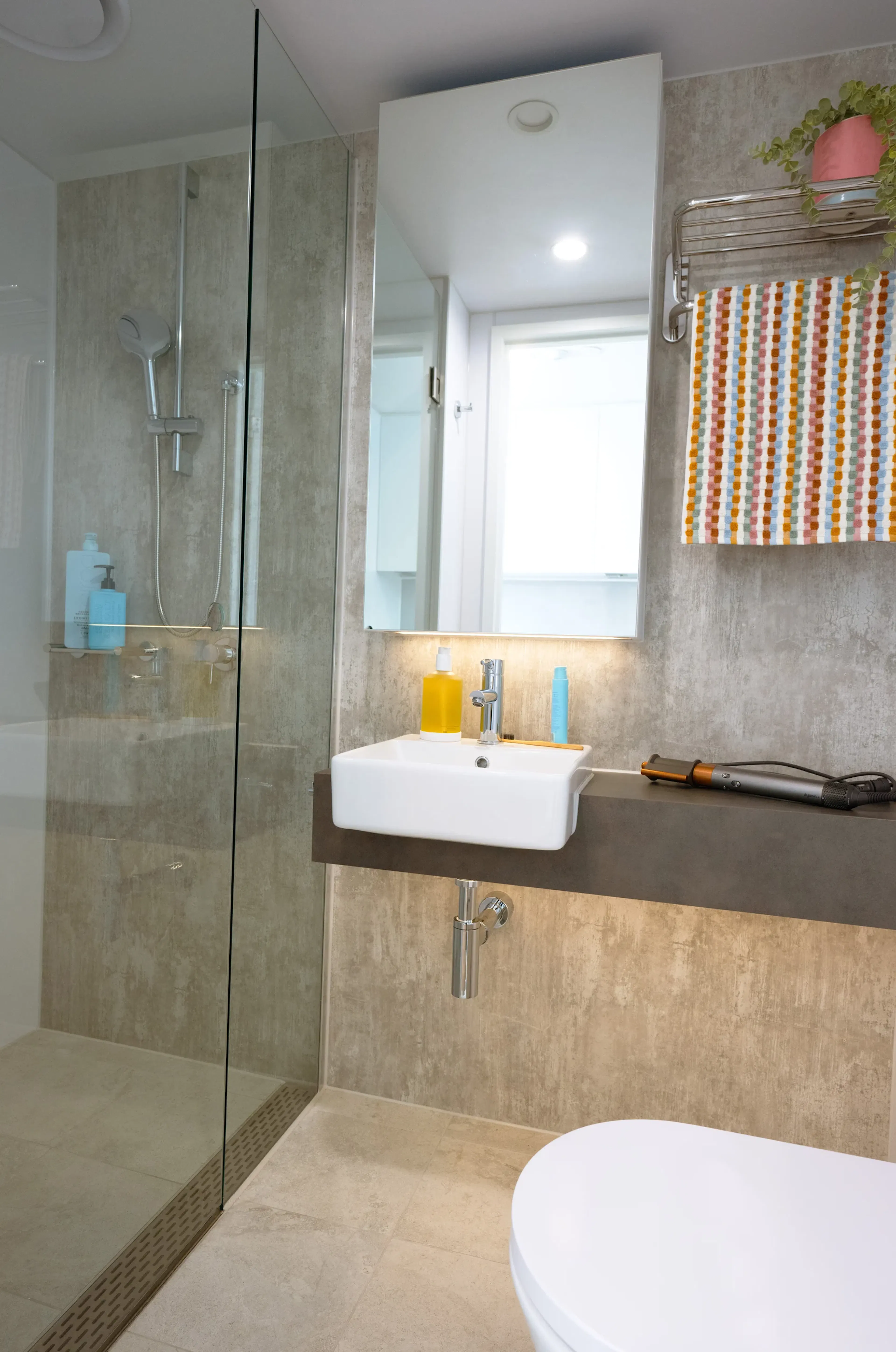 1 BED SUITE BATHROOM 1